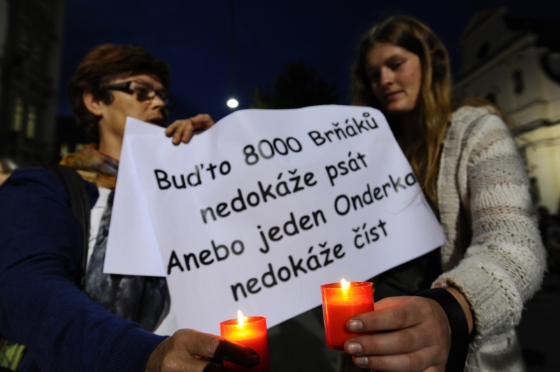 Více než 200 lidí vytvořilo 10. září v Brně symbolický lidský řetěz za dodržování občanských práv v Brně.