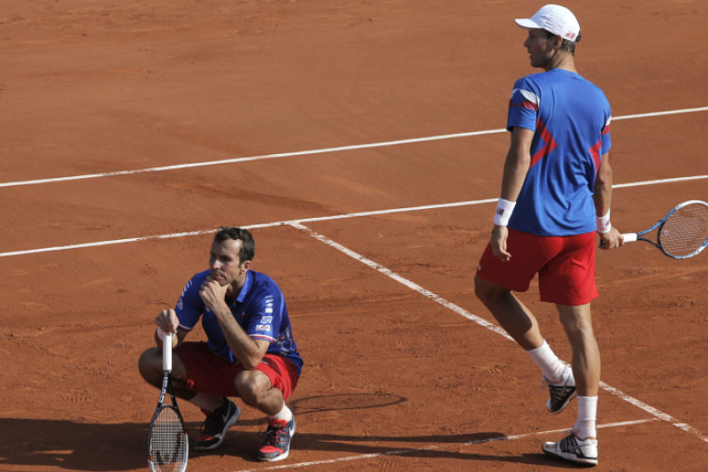 Radek Štěpánek (vlevo) a Tomáš Berdych nedokázali přehrát francouzskou dvojku Tsonga, Gasquet.