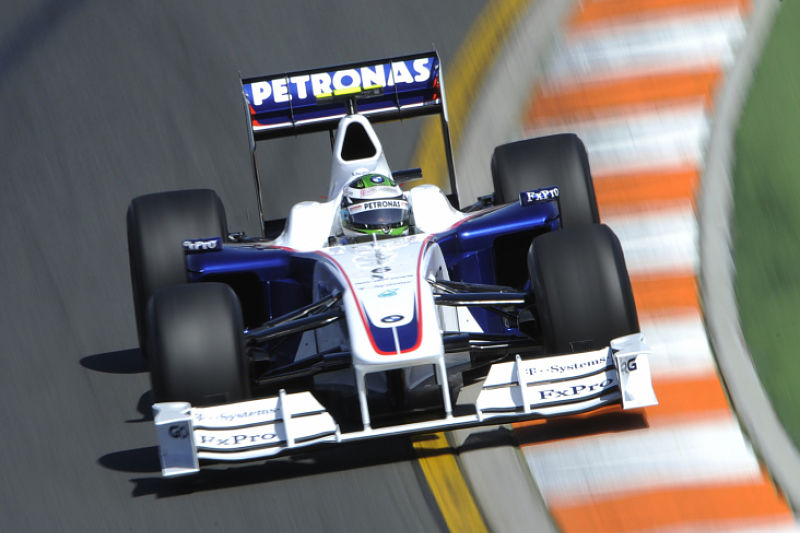 Nick Heidfeld na úvod seriálu MS těžce havaroval, naštěstí se děsivá nehoda obešla bez zranění.