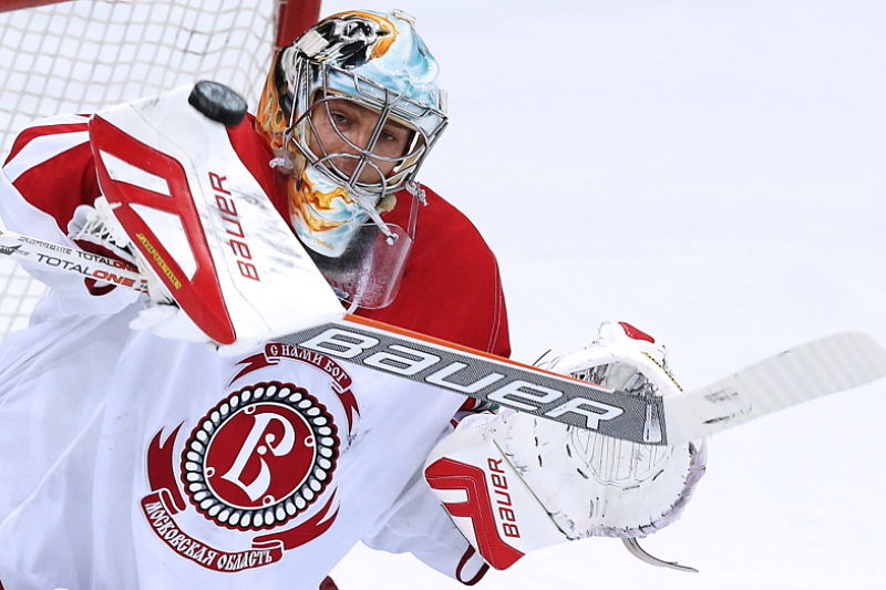Góly českých útočníků Roberta Kousala a Romana Horáka pomohly hokejistům Viťazu Podolsk v utkání KHL k vysokému vítězství 6:1.