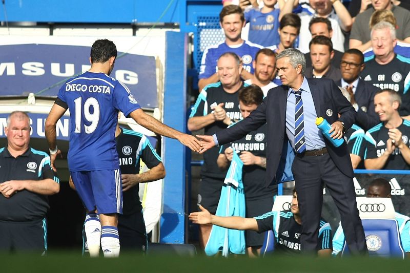 Diego Costa si po hattricku proti Swensea plácnul s koučem Mourinhem. Diego Costa si po hattricku proti Swensea plácnul s koučem Mourinhem.