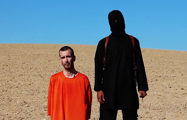Bojovníci radikální organizace Islámský stát (IS) zveřejnili na internetu video, na němž je zachyceno údajné stětí britského humanitárního pracovníka Davida Hainese.