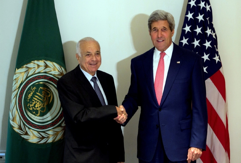 John Kerry (vpravo) během návštěvy Blízkého východu zavítal i do Egypta, kde si promluvil s generálním tajemníkem Ligy arabských států Nabilem Elarabym.