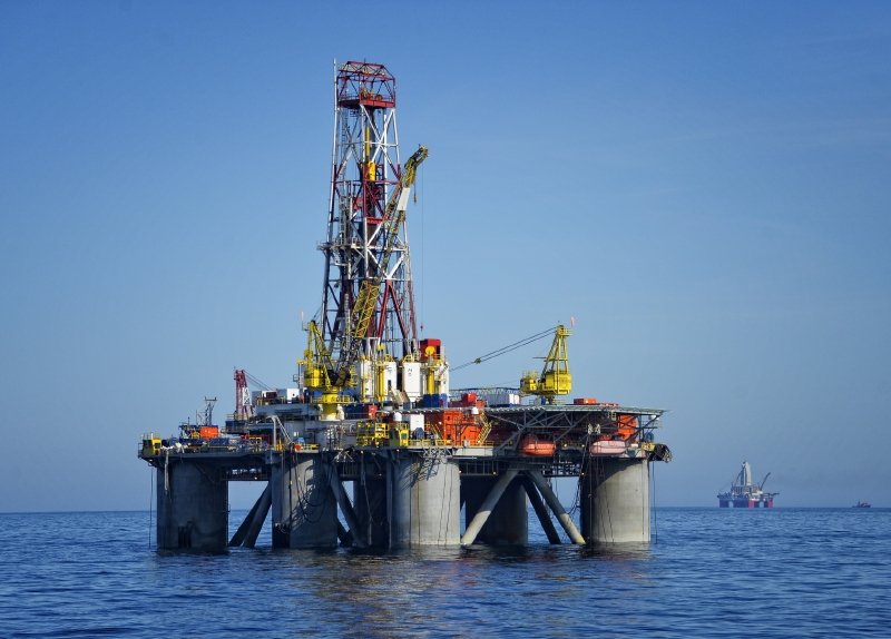 Ropná stanice společnosti Gazprom v Ochotském moři.