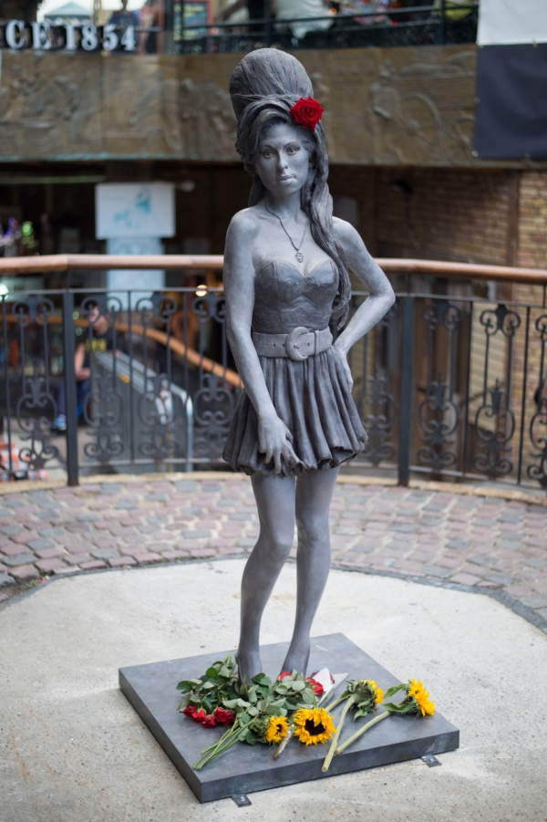 Socha Amy Winehouseové. Socha Amy Winehouseové.