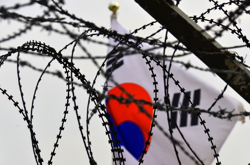 Přísně střežená hranice mezi Jižní a Severní Koreou.