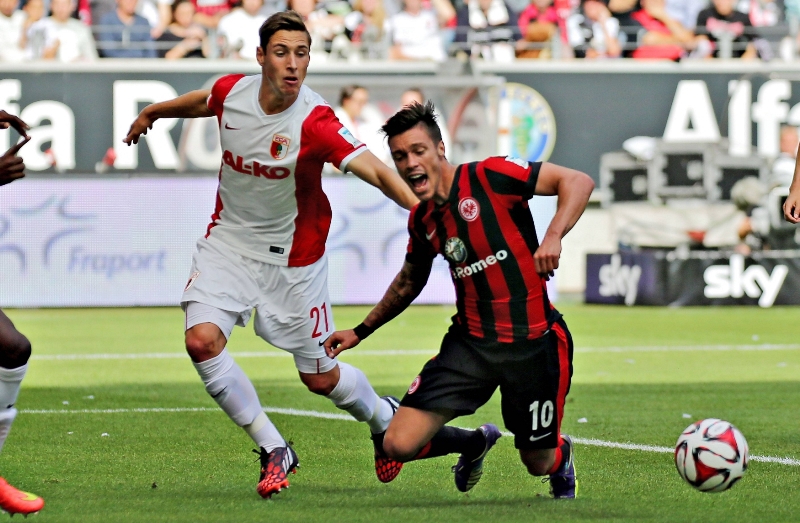 Kvůli technické závadě přišli fotbalisté Eintrachtu Frankfurt o možnost kopat v nedělním utkání německé ligy s Augsburgem po faulu na Václava Kadlece penaltu.