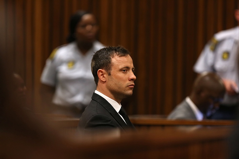 Handicapovaný atlet Oscar Pistorius, kterého minulý týden soud uznal vinným ze zabití přítelkyně z nedbalosti, může znovu závodit a reprezentovat Jihoafrickou republiku. Handicapovaný atlet Oscar Pistorius, kterého minulý týden soud uznal vinným ze zabití přítelkyně z nedbalosti, může znovu závodit a reprezentovat Jihoafrickou republiku.
