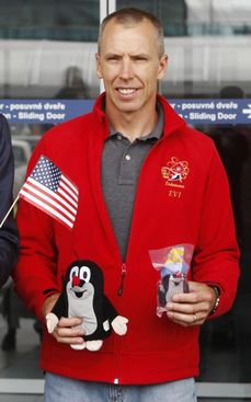 Astronaut Andrew Feustel s krtečkem.