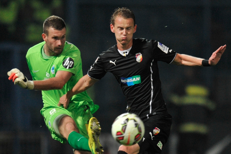 Utkání 7. kola první fotbalové ligy Slovan Liberec - Viktoria Plzeň 15. září v Liberci. Liberecký brankář Ondřej Kolář (vlevo) a útočník Plzně Jan Chramosta.
