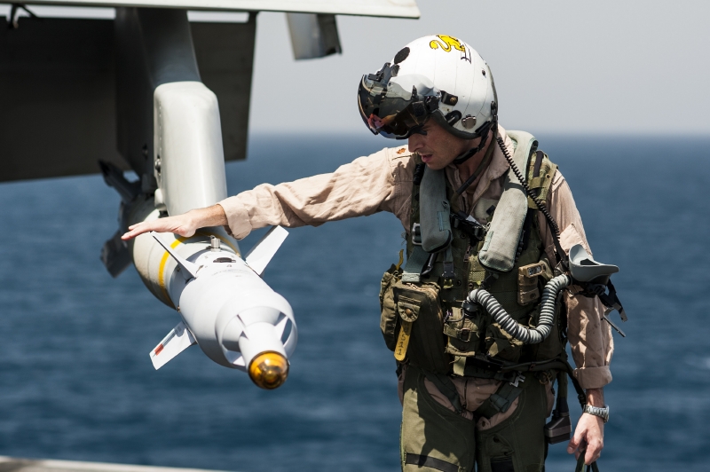 Pilot kontroluje F/A-18C Hornet před startem z letadlovky USS George H.W. Bush. 