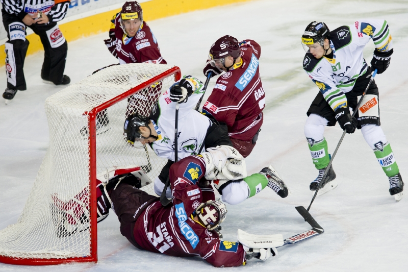 Utkání 3. kola hokejové extraligy: HC Sparta Praha - BK Mladá Boleslav, 16. září v Praze. Zleva brankář Sparty Rastislav Staňa, Tomáš Hyka z Mladé Boleslavi, Marek Ďaloga ze Sparty a Pavel Musil z Mladé Boleslavi.