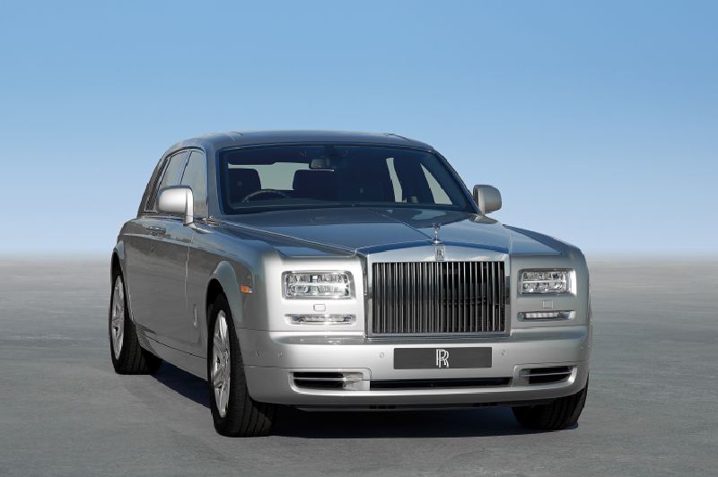 Rolls-Royce Phantom bude vozit zákazníky luxusního komplexu.