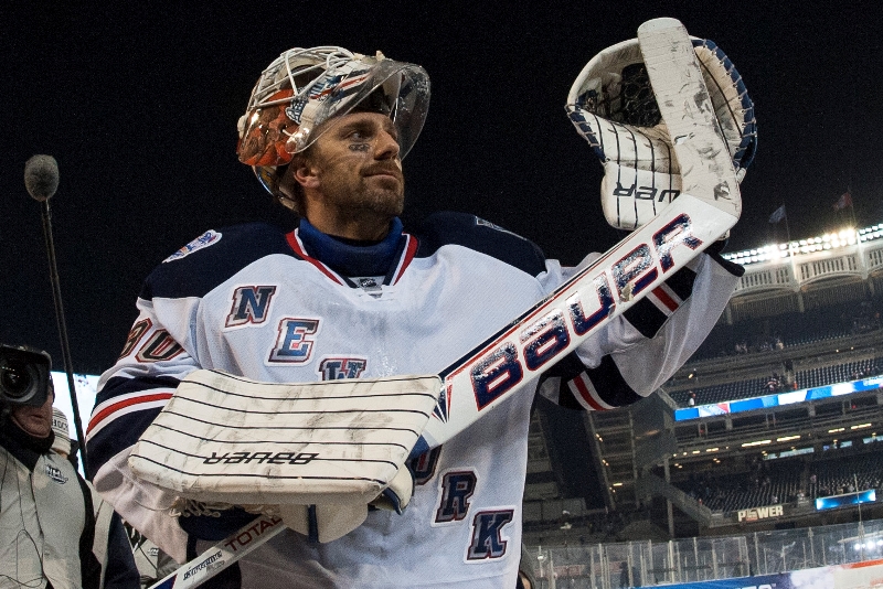 1. Henrik Lundqvist - New York Rangers
Hokejový elegán. V civilu na něm mohou oči ženy nechat, v brankářské výstroji zase zbytek hokejových nadšenců. Švéd Henrik Lundqvist loni dotáhl New York Rangers až do finále NHL. Jeho tým se na něj může spolehnout, neustále si drží skvělou formu. Stříbro ze Soči, zlato z Turína. Stále chybí jediné – Stanleyův pohár. Ve dvaatřiceti letech ještě nenastal čas vzdávat své cíle. To ostatně není u „Krále Henrika“ běžné. 
Foto: ČTK/ZUMA/Kostas Lymperopoulos