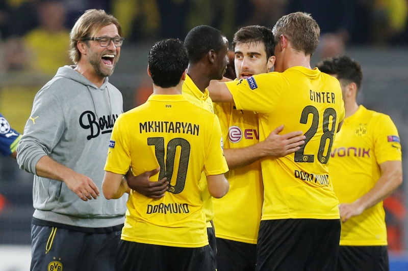 Trenér Dortmundu Jürgen Klopp (vlevo) hodně chválil své fotbalisty po úterní domácí výhře 2:0 nad Arsenalem. Trenér Dortmundu Jürgen Klopp (vlevo) hodně chválil své fotbalisty po úterní domácí výhře 2:0 nad Arsenalem.