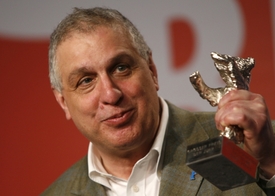 Režisér Errol Morris s filmovou cenou Stříbrný medvěd.