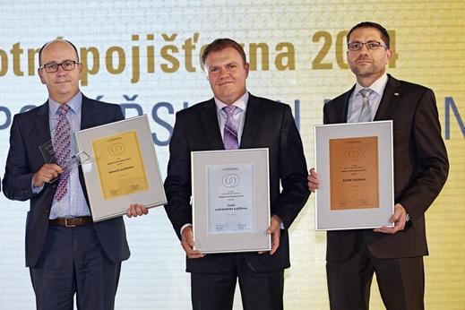 Kategorie Nejlepší životní pojišťovna - zleva první místo: Komerční pojišťovna - Stéphane Corbet, předseda představenstva a ředitel společnosti, druhé místo: Česká podnikatelskká pojišťovna - Jaroslav Besperát, předseda představenstva a generální ředitel, třetí místo: AEGON pojišťovna - Jiří Schneller, předseda představenstva a generální ředitel.