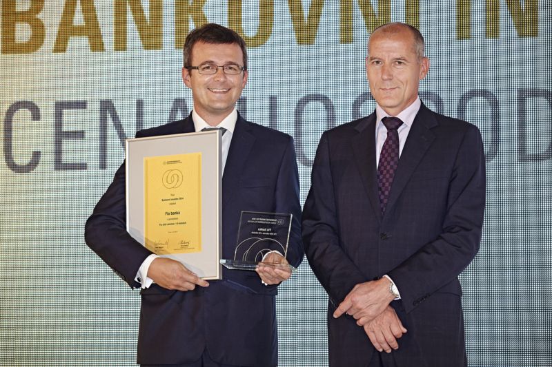 Ján Franek, tiskový mluvčí Fio banky, přebíral ocenění od Zdeňka Tůmy, bývalého guvernéra České národní banky.