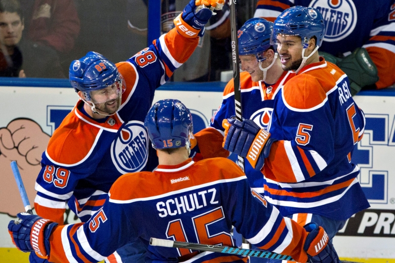 Hokejistům Edmontonu Oilers bude pomáhat olympijský vítěz v krasobruslení David Pelletier. Hokejistům Edmontonu Oilers bude pomáhat olympijský vítěz v krasobruslení David Pelletier.