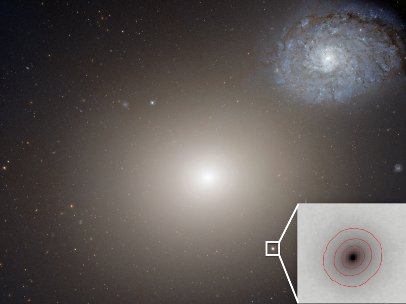 Snímek z Hubbleova kosmického teleskopu. Uprostřed je obří galaxie M60, vpravo dole její ultrakompaktní oběžnice.