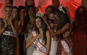 Korunka pro vítězku Mrs. America 2013.