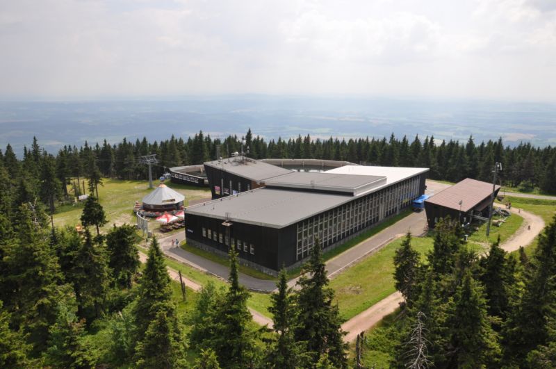 Moderní lanová dráha na Černou horu v Krkonoších.