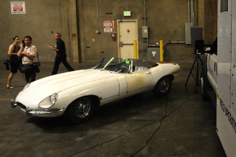 Bílý kabriolet Jaguar XK-E, který se po 46 letech vrátil k majiteli.
