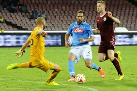 Útočník Neapole Gonzalo Higuaín atakuje brankáře Sparty Davida Bičíka.