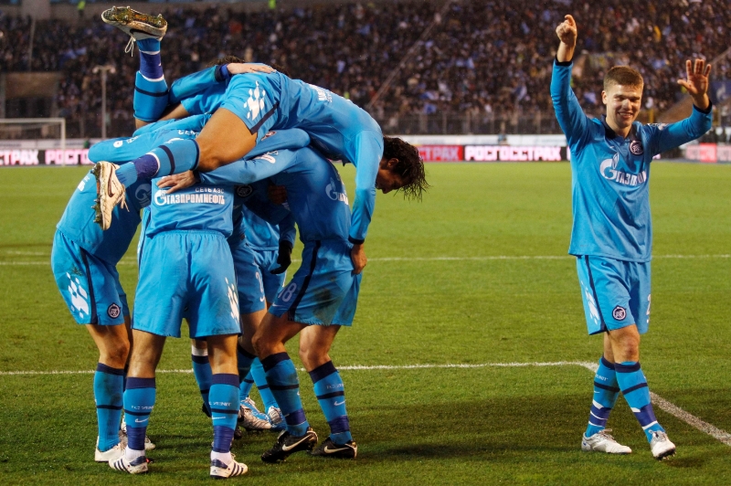 Slavící fotbalisté Petrohradu.