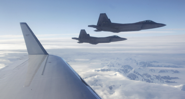 Podle podplukovníka Michaela Jazdyka z NORAD vyslaly USA naproti dvě stíhačky F-22 (na snímku).