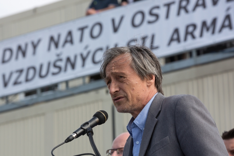 Ministr Stropnický uvedl, že Ukrajině nabídne lékařskou pomoc pro zraněné vojáky.