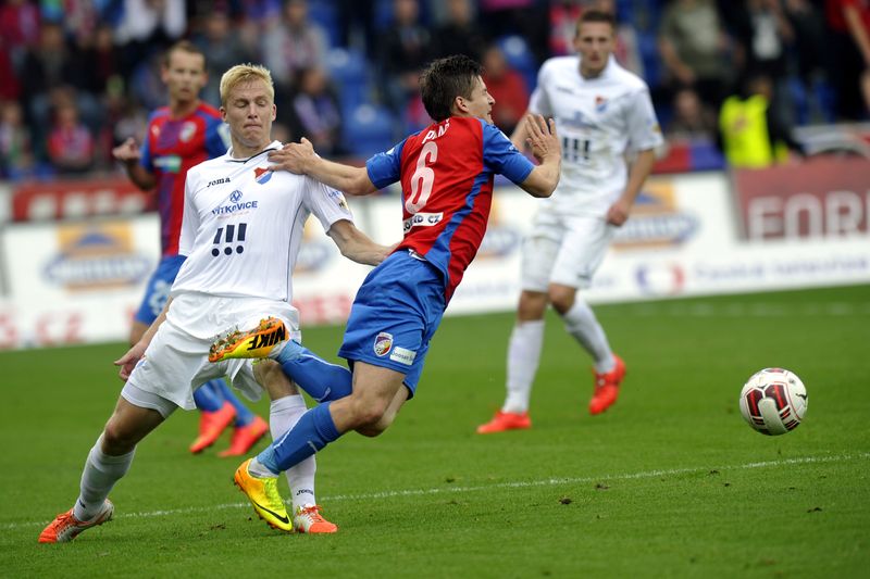 Utkání 8. kola první fotbalové ligy: Viktoria Plzeň - Baník Ostrava, 21. září v Plzni. Václav Pilař z Plzně (vpravo) a Michal Frydrych z Baníku.