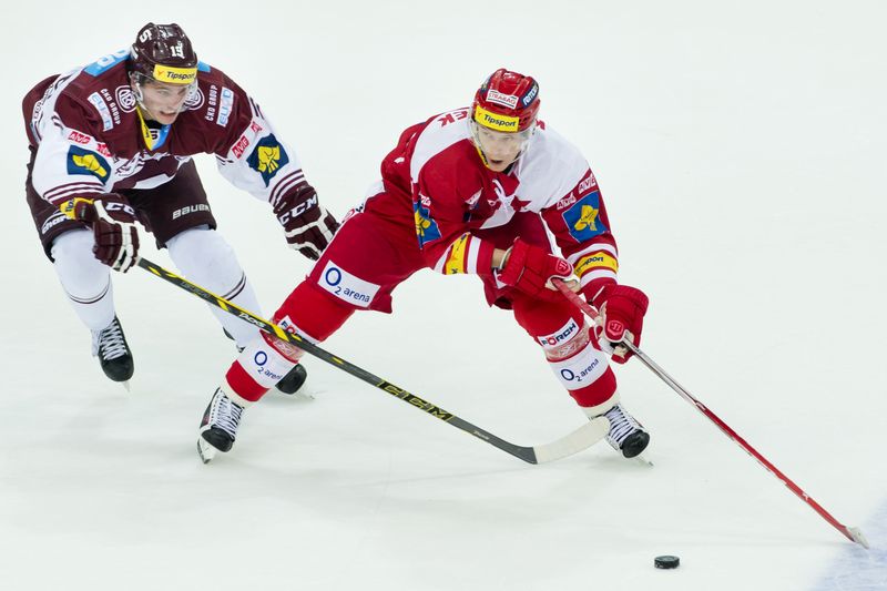 Utkání 5. kola hokejové extraligy: HC Slavia Praha - HC Sparta Praha, 21. září v Praze. Zleva útočník Sparty Dominik Volek a útočník Slavie Pavel Klhůfek.