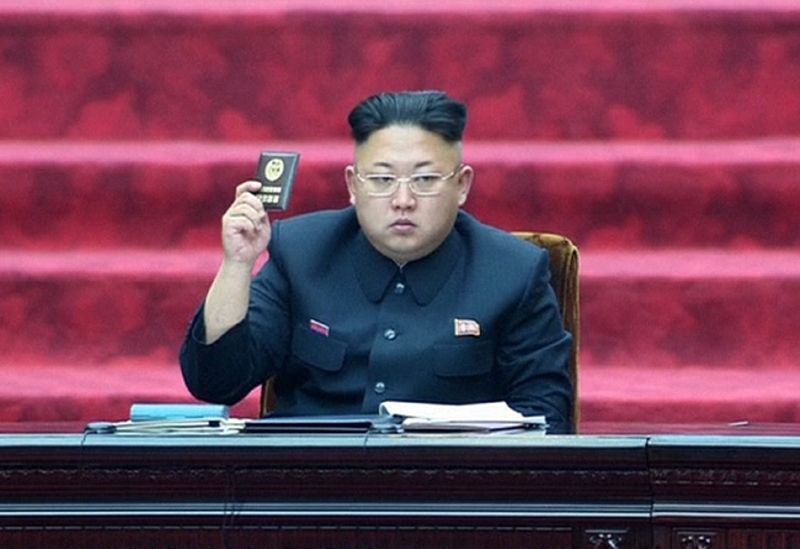 Letáky kritizovaly i současného vůdce Severní Koreje.