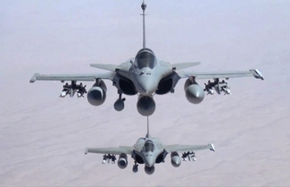 Francouzské stíhačky Rafale bombardují pozice bojovníků IS.