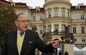 Genscher před Lobkovickým palácem, ambasádou SRN, v Praze.