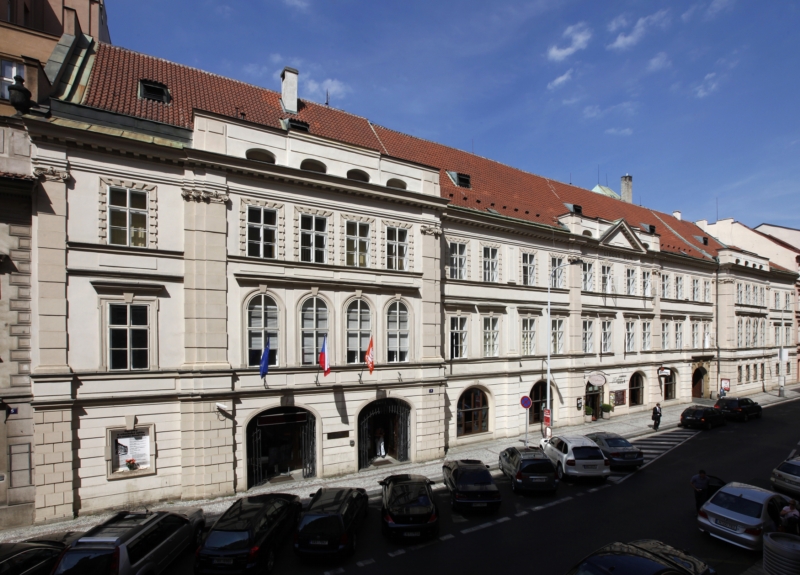 Další protestní akcí by měl být průvod k Lidovému domu, kde sídlí ČSSD. Další protestní akcí by měl být průvod k Lidovému domu, kde sídlí ČSSD.