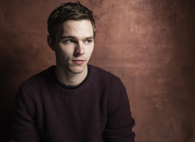 To je on, Nicholas Hoult, herec, o kterého se teď Jennifer a Kristen přetahují.