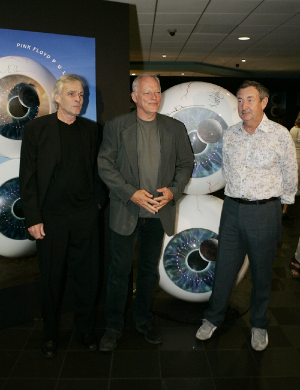 Pink Floyd v roce 2006. Zleva zesnulý Richard Wright, David Gilmour a Nick Mason. Pink Floyd v roce 2006. Zleva zesnulý Richard Wright, David Gilmour a Nick Mason.