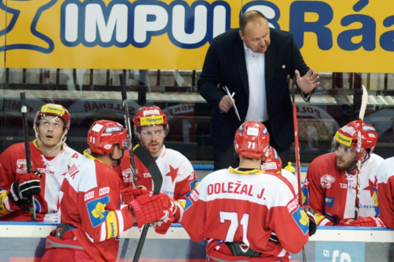 Střídačka hokejistů pražské Slavie.