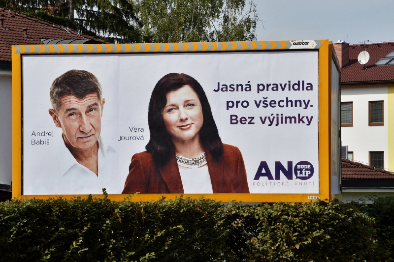 Věra Jourová na billboardu s Andrejem Babišem.