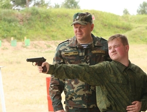 Gubernátor Cukanov na branném cvičení vlády.