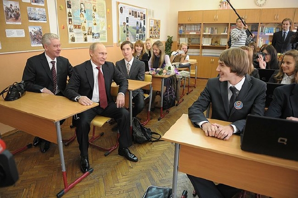 Putin na návštěvě moskevského gymnázia.