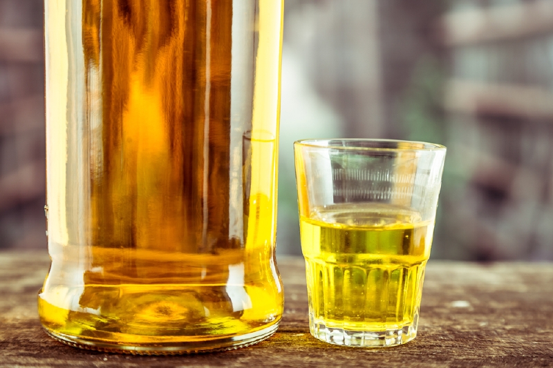 Obvinění čelí podezření, že čistili technický líh, který pak používali k výrobě alkoholických nápojů (ilustrační foto). Obvinění čelí podezření, že čistili technický líh, který pak používali k výrobě alkoholických nápojů (ilustrační foto).
