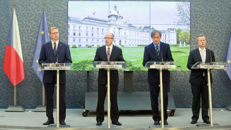 Premiér Bohuslav Sobotka (vlevo) a ministr obrany Martin Stropnický.