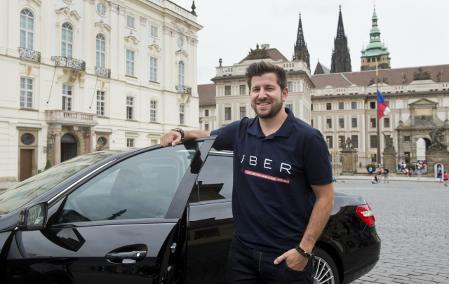 Vozidla Uber jezdí bez označení taxislužby a bez taxametru, zabývá se jimi magistrát.
