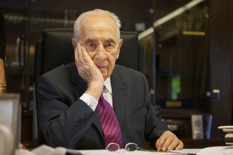 Smutný Peres. Je na dlažbě...