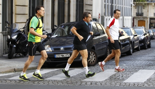 Sarkozy se stále udržuje ve formě.