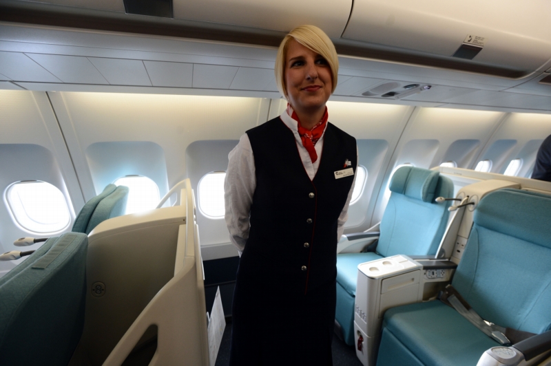 Letuška pracující pro České aerolinie.