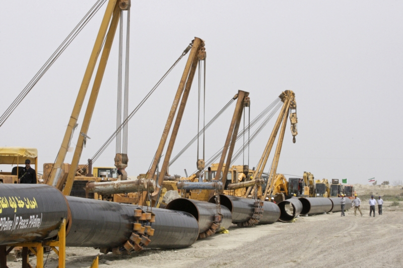 Stavba potrubí pro přenos zemního plynu z Íránu do Pákistánu. Chabahar, jihovýchodní Írán, 2013. Stavba potrubí pro přenos zemního plynu z Íránu do Pákistánu. Chabahar, jihovýchodní Írán, 2013.